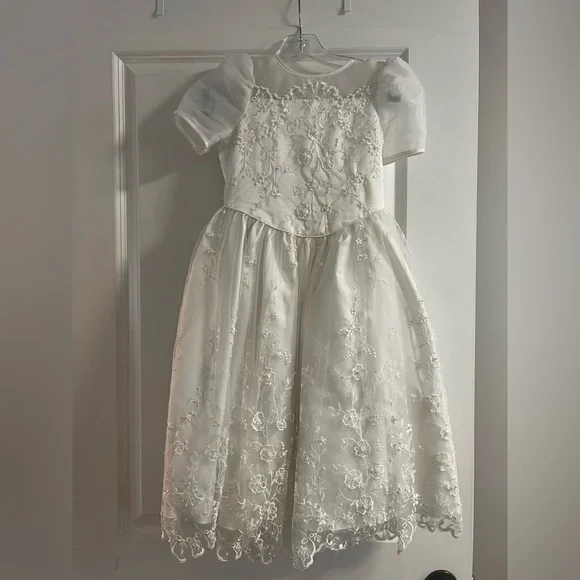 Elegant White Girl’s First Communion Dress - Picture 1 of 8